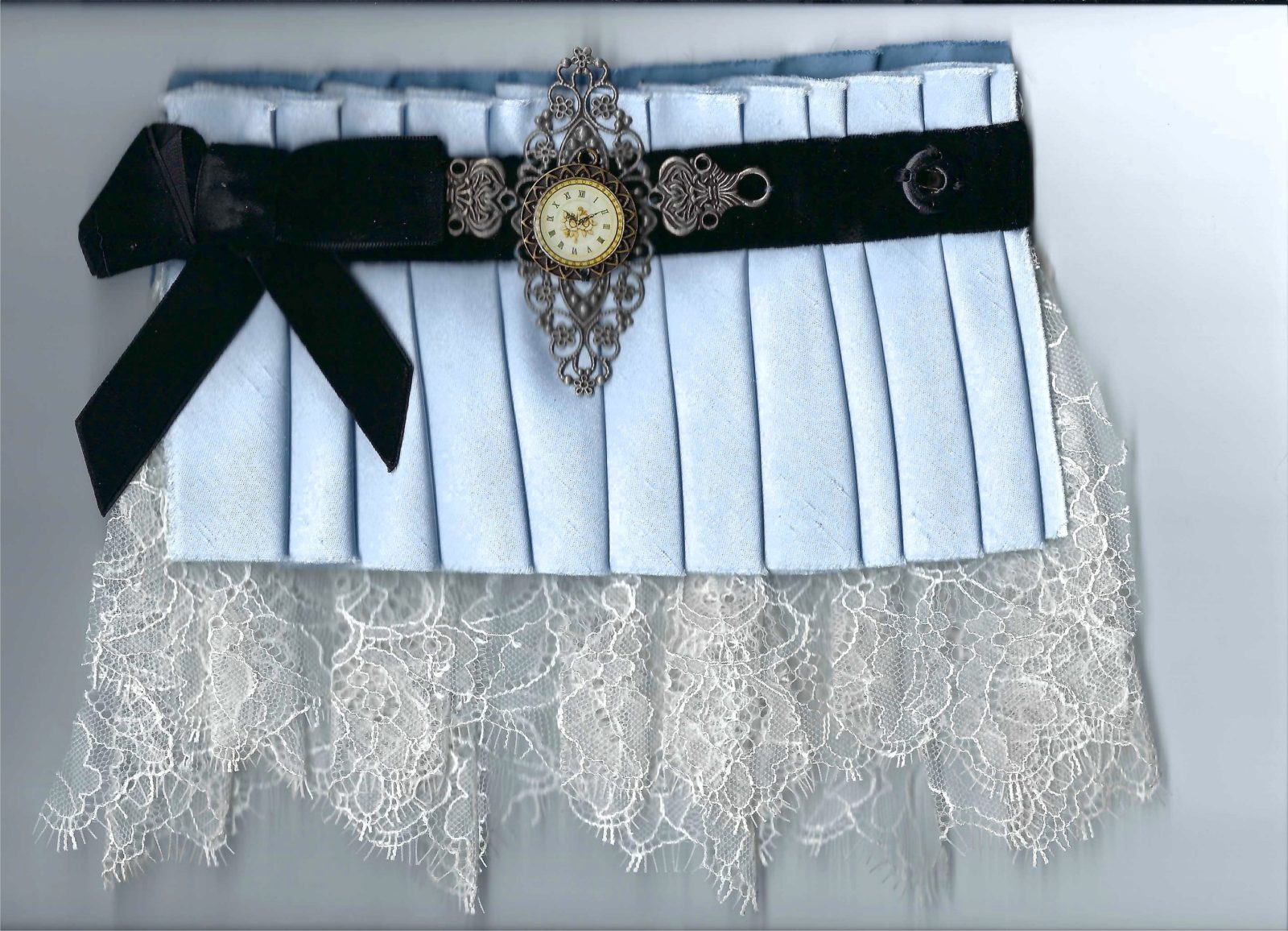 BATWOMAN Alice's Garter Original Prop S01E03 – Image 4
