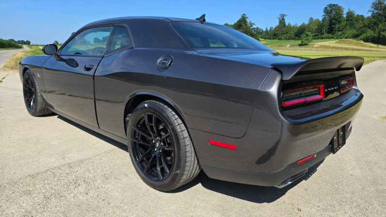 Dodge Challenger 6.4 SRT8