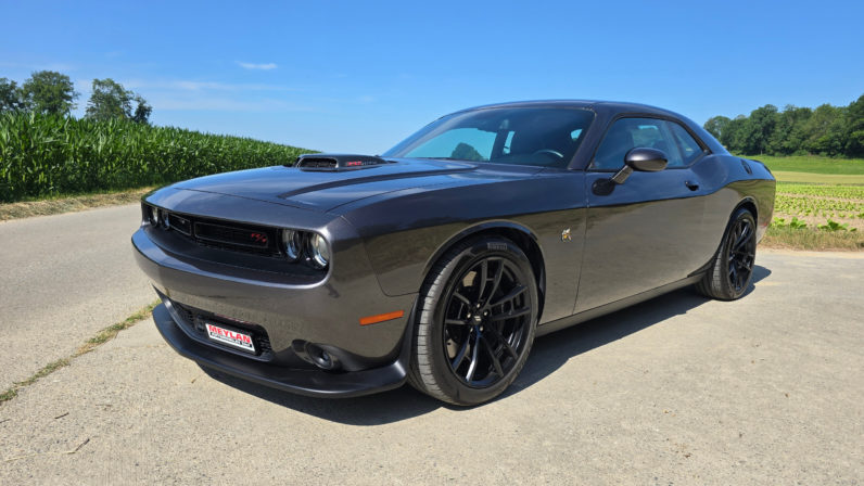 Dodge Challenger 6.4 SRT8