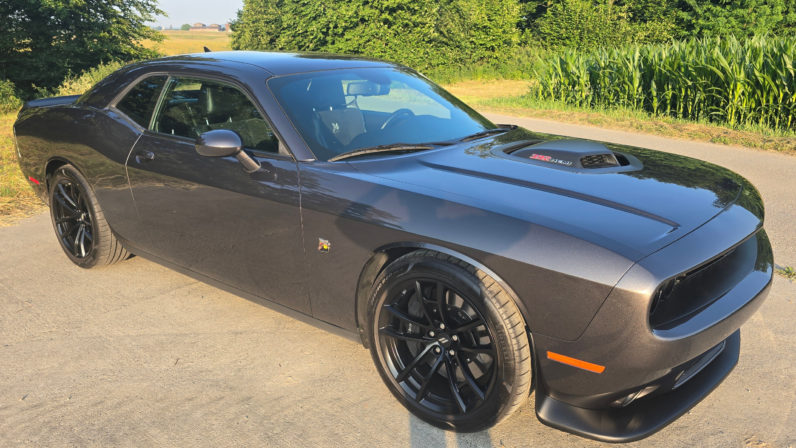 Dodge Challenger 6.4 SRT8