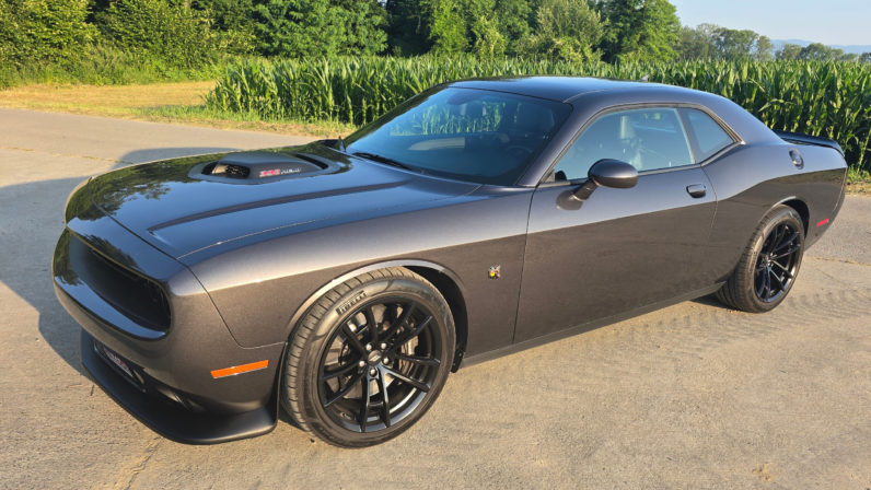 Dodge Challenger 6.4 SRT8