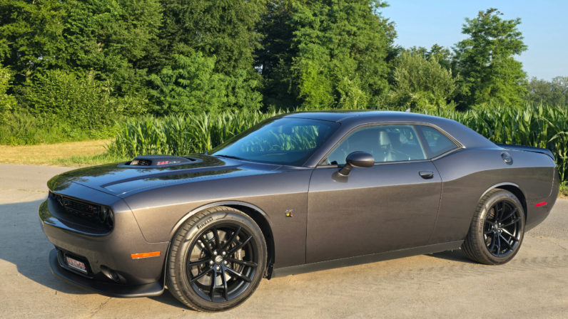 Dodge Challenger 6.4 SRT8