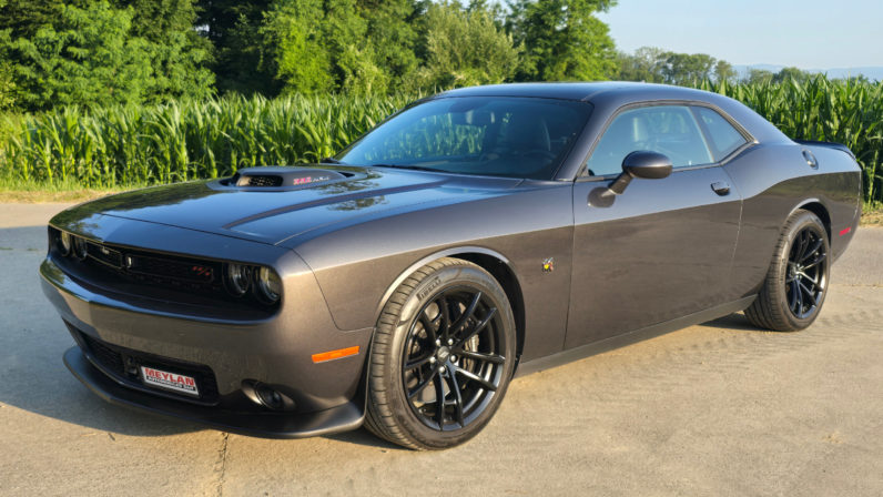 Dodge Challenger 6.4 SRT8